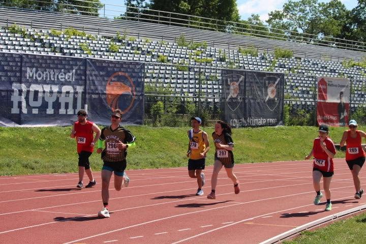 Athlètes courant pendant une course