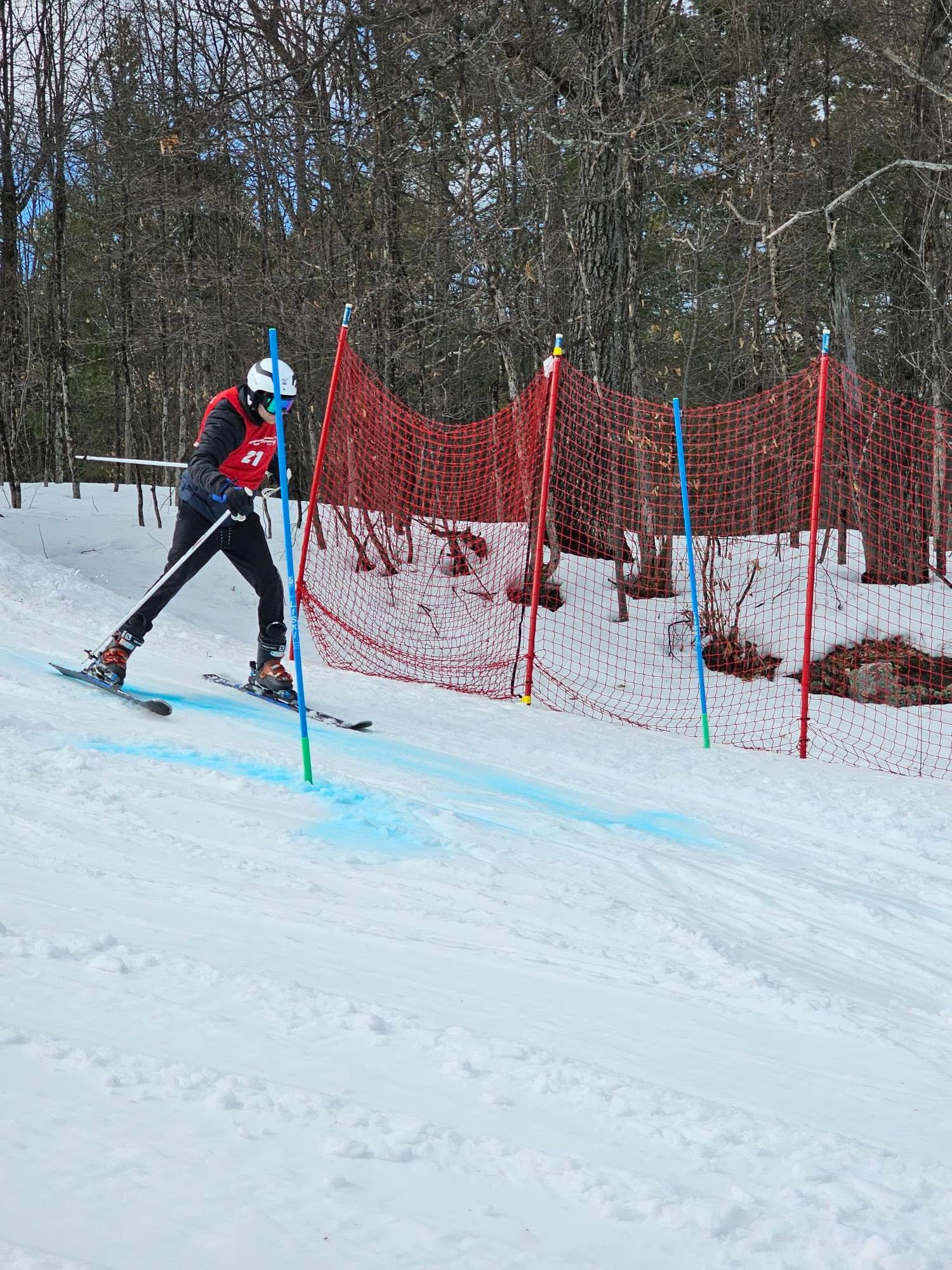 Athlète en ski pendant une compétition hivernale